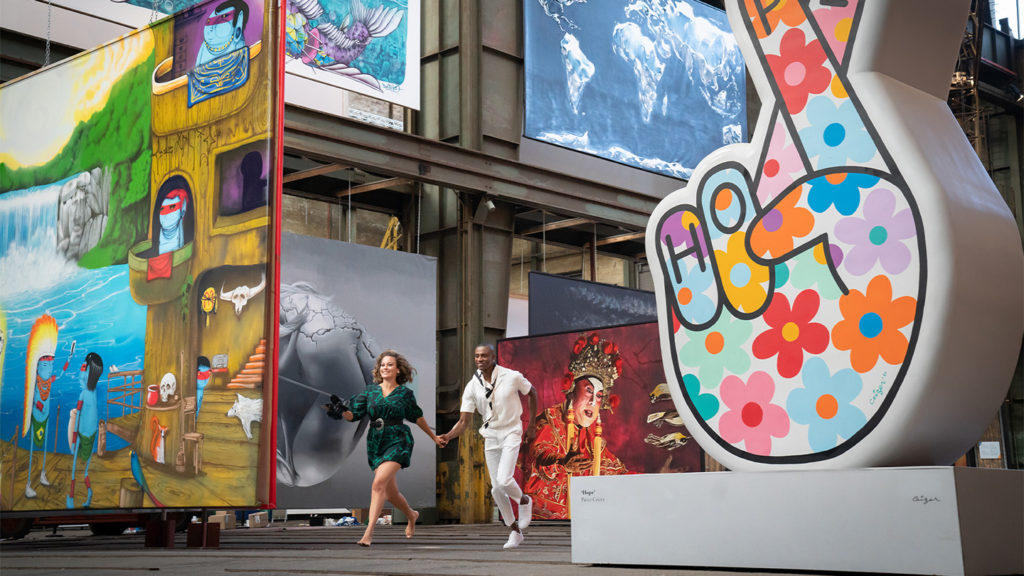 Couple running through STRAAT Museum